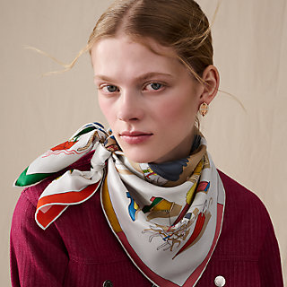 スカーフ柄が美しいHermesArtistic Figureキルティングコート Dans les Bras de Selene scarf 90 | Hermès Macau SAR